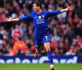 kaiyun官方-绿茵场上的圣洁时刻，当皇马全队为曼联重伤球员跪地祈祷，圣洁跪地，皇马全队为曼联重伤球员祈祷